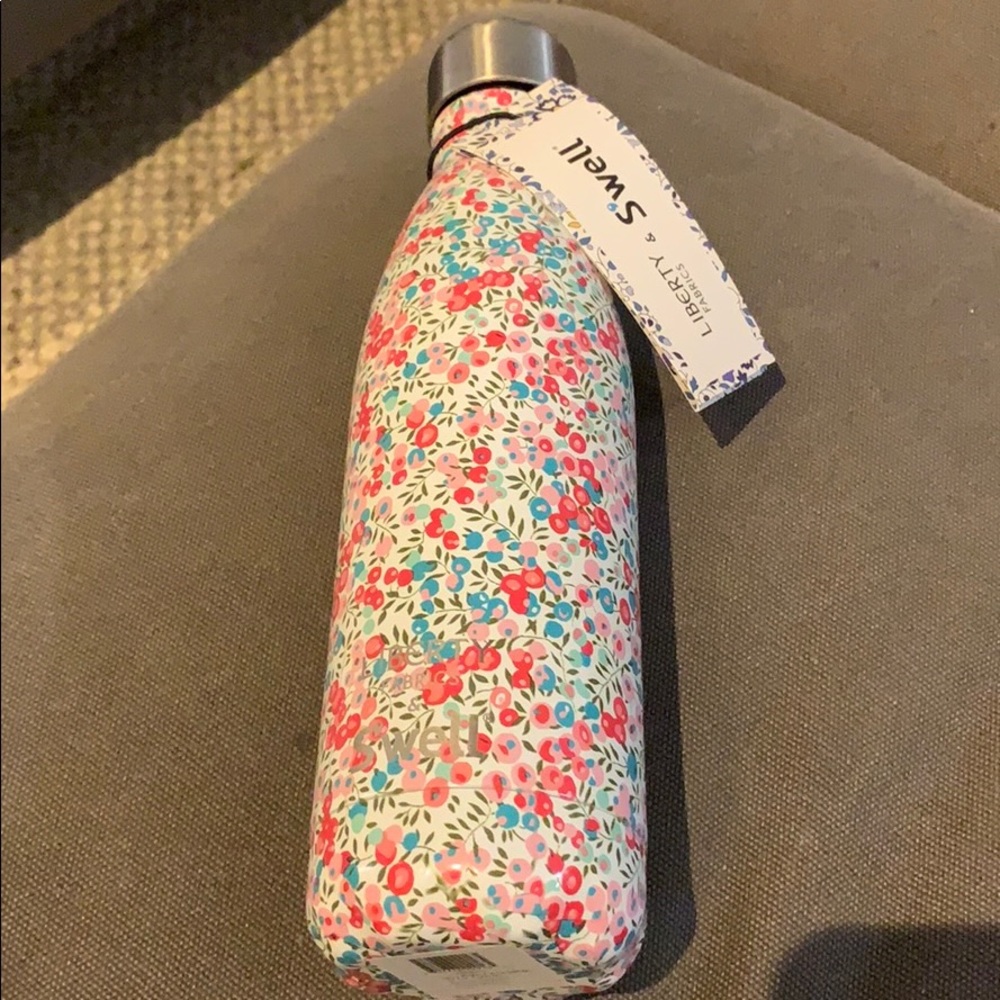 Floral limited edition 17oz swell bottle NWT